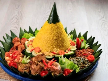 3 Cara Membuat Nasi Tumpeng yang Enak dan Gurih