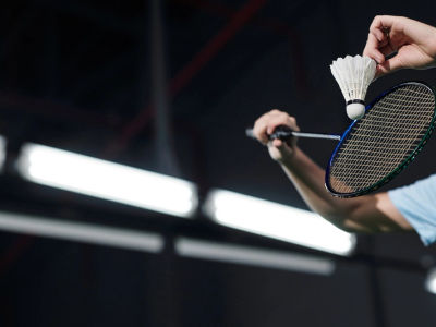 5 Cara Servis Badminton yang Benar dan Aturannya, Yuk Simak!