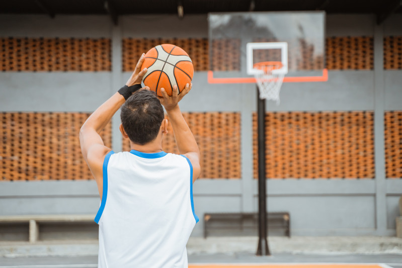 Cara Melempar Bola dalam Permainan Bola Basket