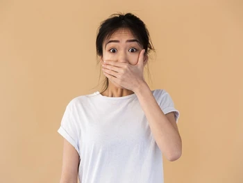 Ini 7 Cara Mengatasi Bau Mulut Secara Alami, Wajib Tahu!