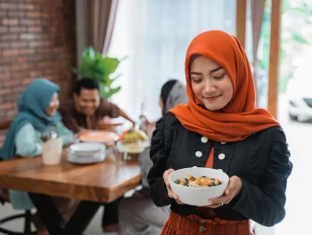 6 Cara Menaikkan Berat Badan saat Puasa yang Aman & Sehat