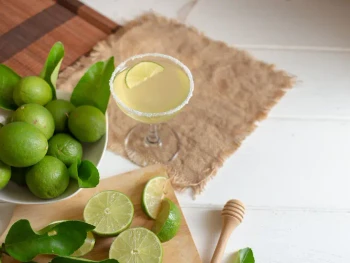 8 Manfaat Minum Air Jeruk Nipis untuk Kesehatan Tubuh