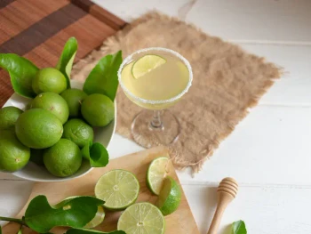 8 Manfaat Minum Air Jeruk Nipis untuk Kesehatan Tubuh