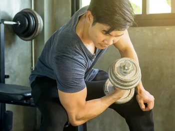 Bicep Curl: Kenali Manfaat, Cara Melakukan, dan Tipsnya