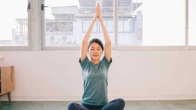 Floating Yoga: Definisi, Manfaat, Peralatan, & Tips Memulai