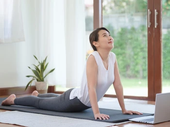 5 Gerakan Yoga untuk Mengecilkan Perut yang Paling Efektif
