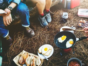 8 Pilihan Makanan untuk Camping yang Praktis dan Lezat