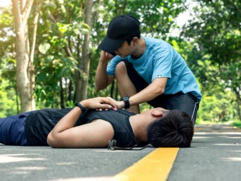 8 Pertolongan Pertama pada Orang Pingsan dengan Tepat