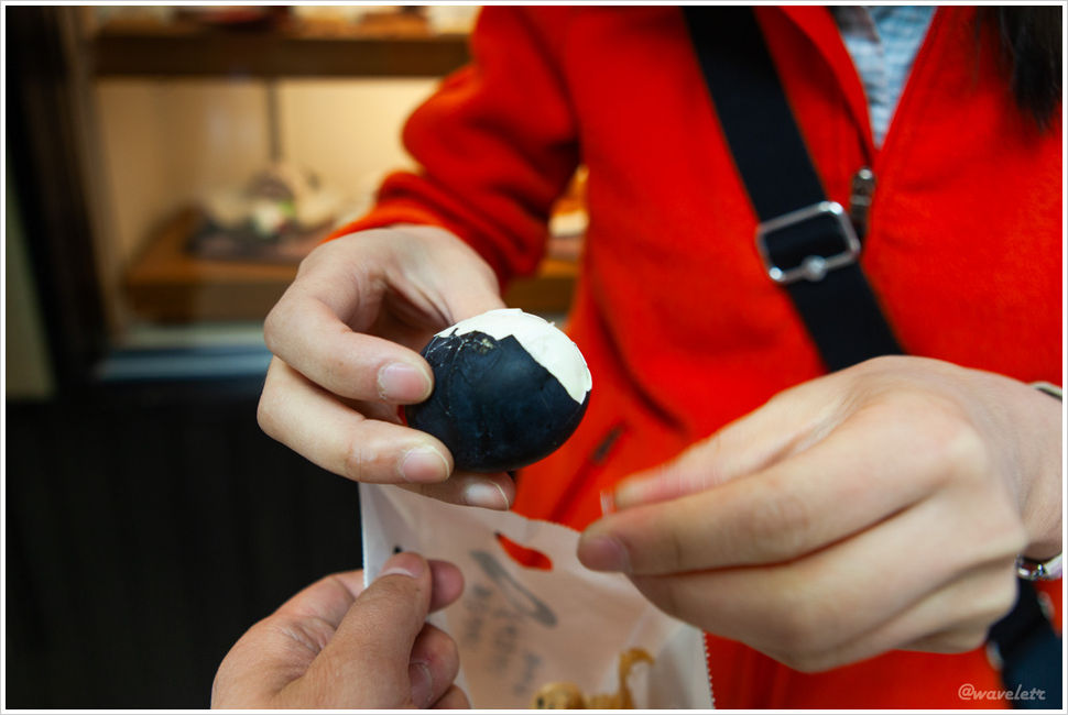 Black eggs – still white inside