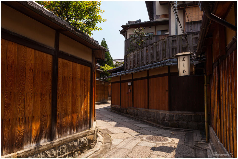 Stone-Paved Roads between Yasaka Shrine (八坂神社) and Kiyomizu Temple (清水寺)