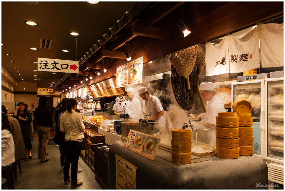 Inside a Udonn Noodle House in Kyoto (京都的乌冬面馆)