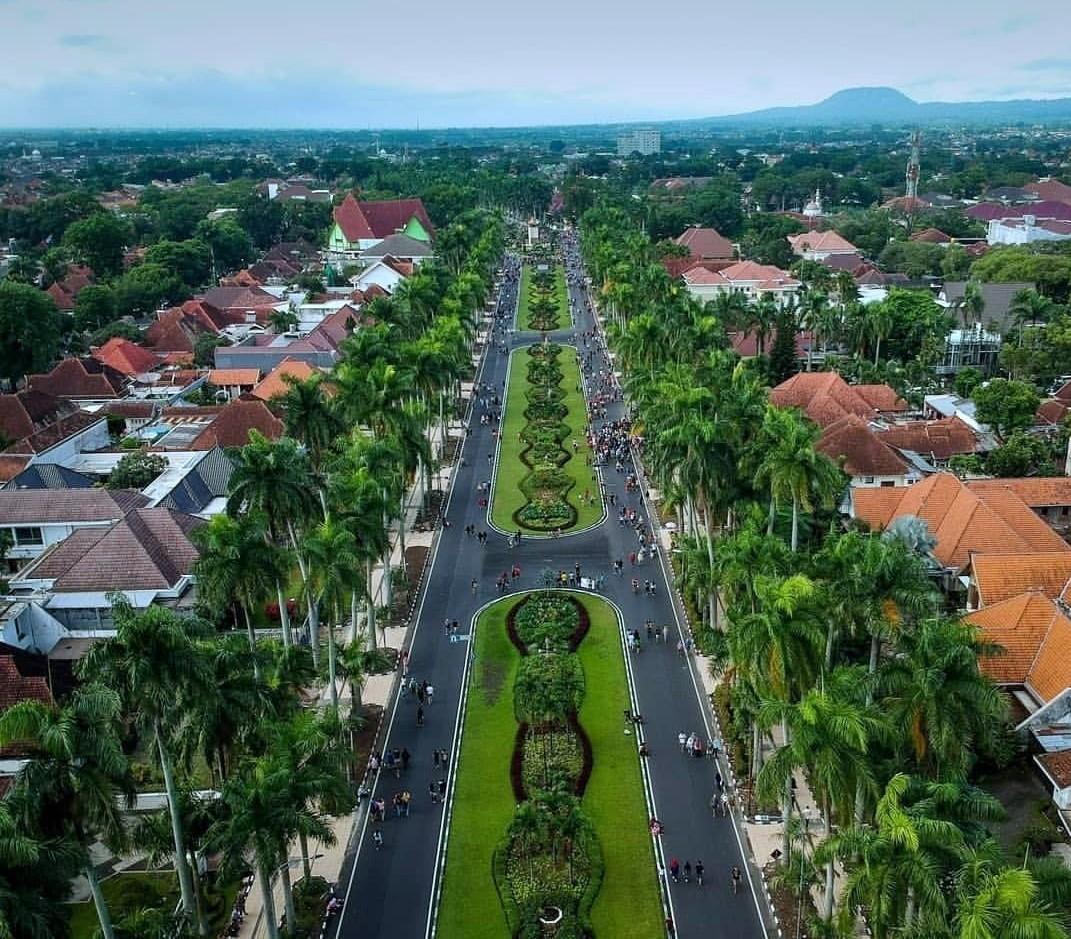 Malang-Ijin-Boulevard-flanked-by-colonial-mansions-cropped-pics-Miss-Merlyn-findingmerlyn.wordpress.com_