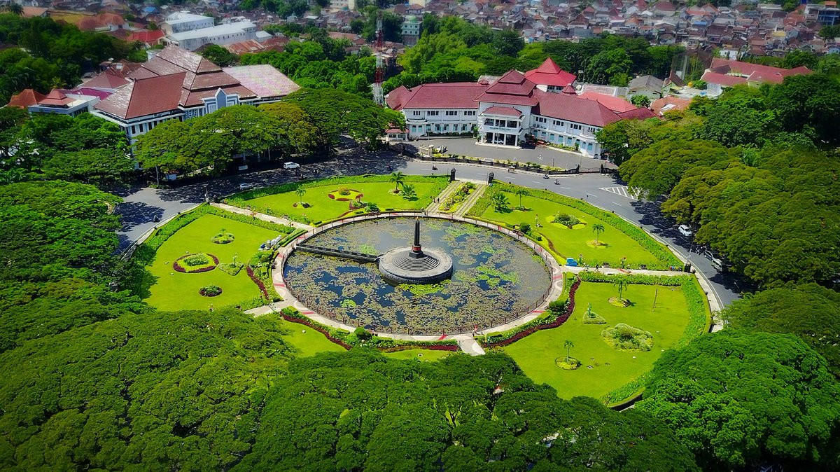 alun-alun-tugu-malang-with-java-private-tour