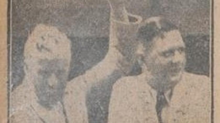 Charlie waves atop the fence of the ship Van Lansberghe to his admirers. Photo published in the newspaper De Locomotief, 2-4-1942. (Source: delpher.nl)
