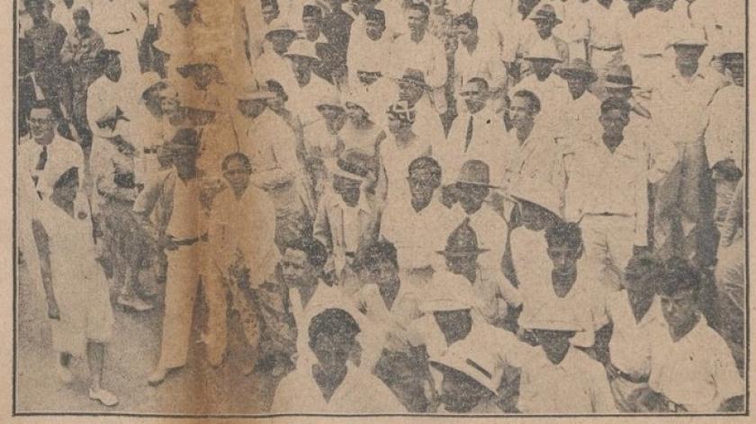 A dense crowd welcomes Charlie Chaplin upon his arrival at Tandjong Priok. Photo published in the newspaper De Locomotief, 2-4-1942. (Source: delpher.nl)