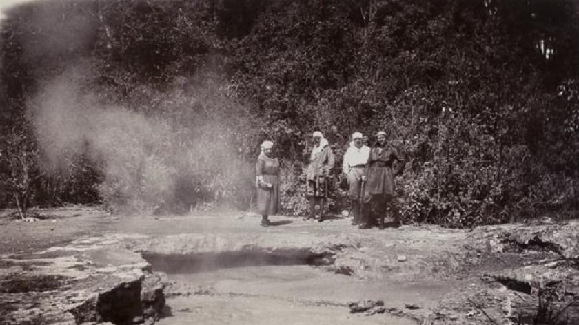 kolam_lumpur_mendidin_di_kawah_kamojang_garut_840x576