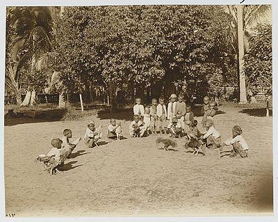 kinderen-bij-een-hanengevecht-op-java-19001