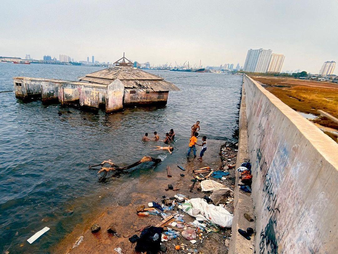 Delve-into-the-Heart-of-Jakarta's-Slum-Areas