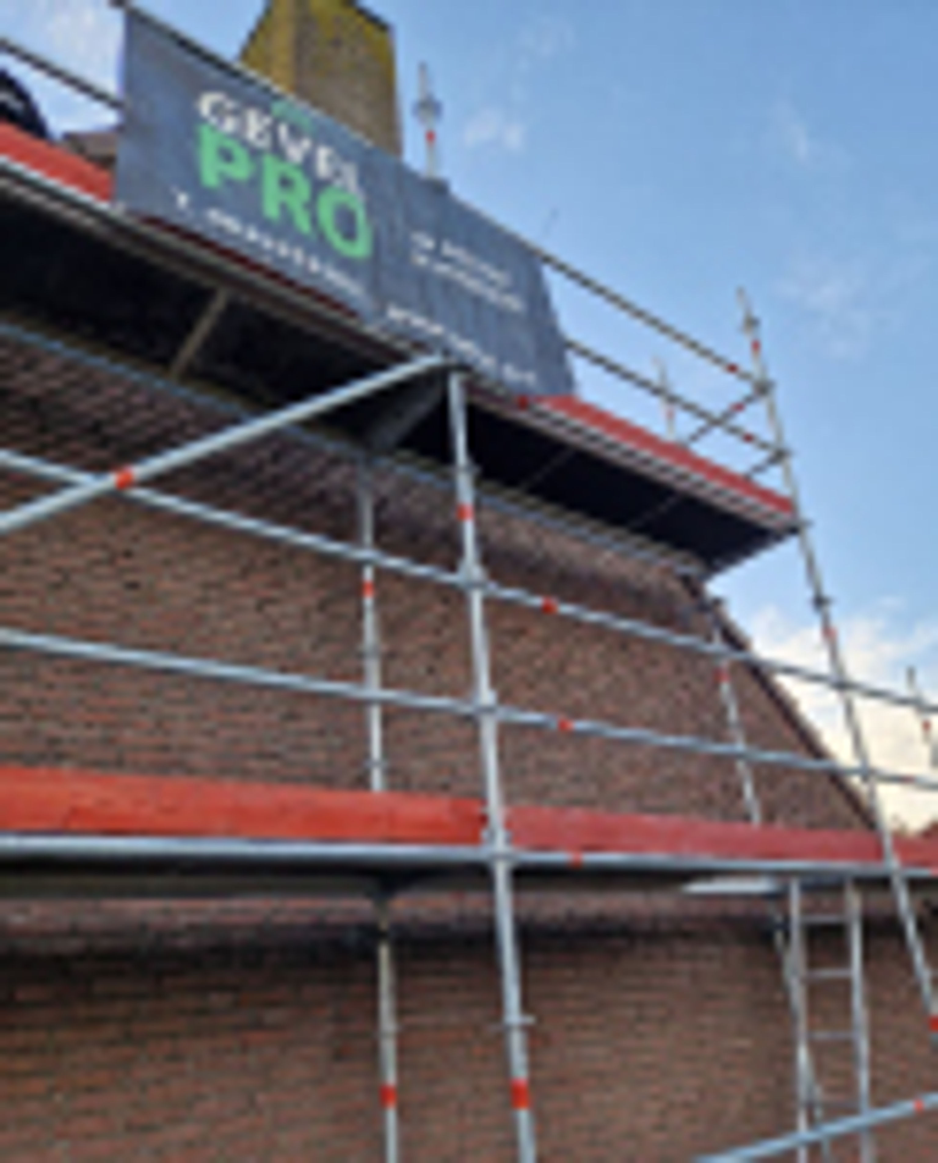 Loodslabben vervangen voorkomt toekomstige gevelschade.