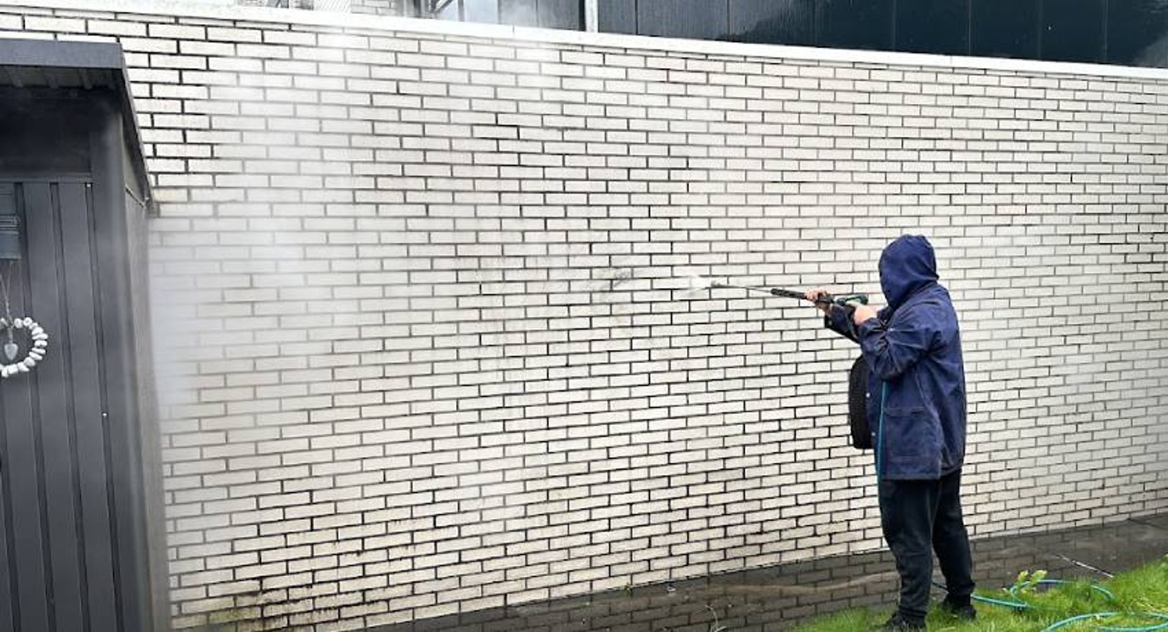 Professionele gevelreiniging door D&G Renovaties: verwijdering van vervuiling, mos en algen van gevels in Eindhoven, Tilburg en omgeving.