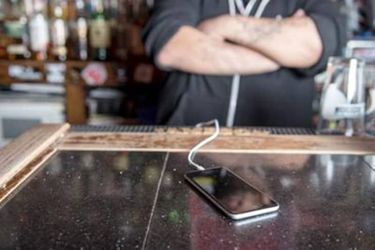 Annoying Things People Do To Piss Off Bartenders - Asking To Charge Your Phone Behind The Bar Annoying Things People Do To Piss Off Bartenders - Asking To Charge Your Phone Behind The Bar