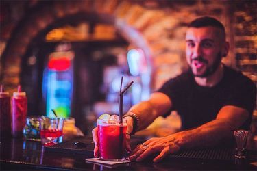 Annoying Things People Do To Piss Off Bartenders - Asking For The Usual Annoying Things People Do To Piss Off Bartenders - Asking For The Usual