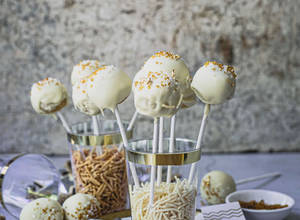 Crispy-Noodle-Cake-Pops-9669.jpg