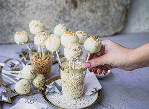 Crispy-Noodle-Cake-Pops-9688.jpg