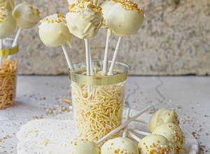 Crispy-Noodle-Cake-Pops-9795.jpg