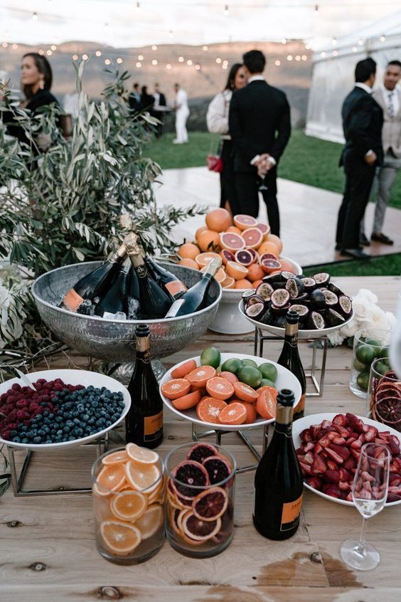 “Clustered grazing”: the new wedding food trend for 2024