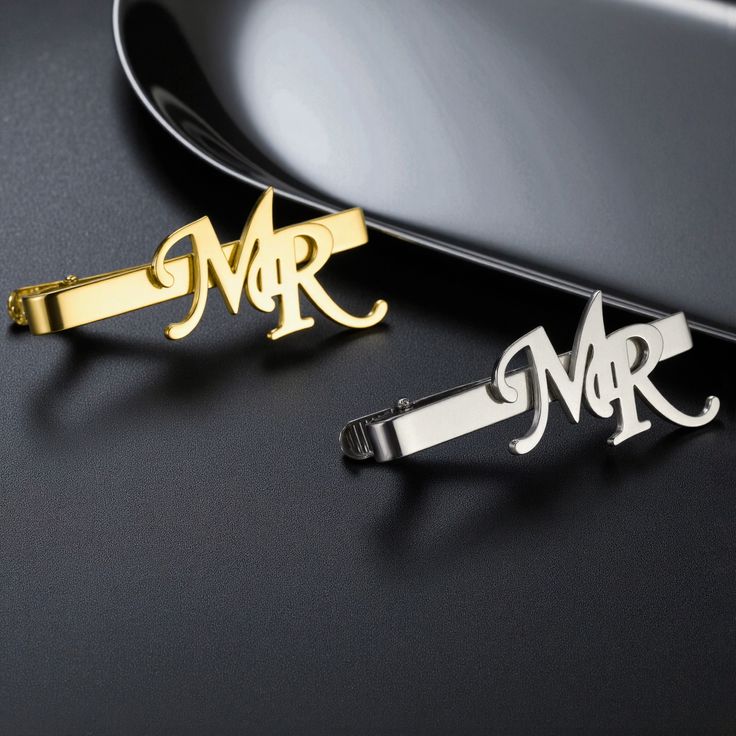 The Executive Signature Tie Pin – Bespoke Cursive Nameplate Design