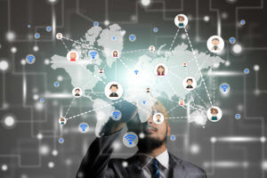 Profissional interagindo com um mapa digital global conectado por ícones de rede e pessoas, representando conectividade via roteador Mikrotik