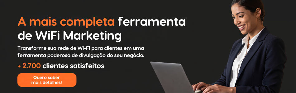 Uma mulher sorridente usa um laptop ao lado de um texto promocional sobre WiFi Marketing, destacando clientes satisfeitos e um botão laranja de chamada à ação.