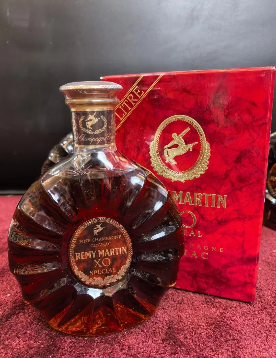 人頭馬 XO Special 酒瓶與紅色外盒