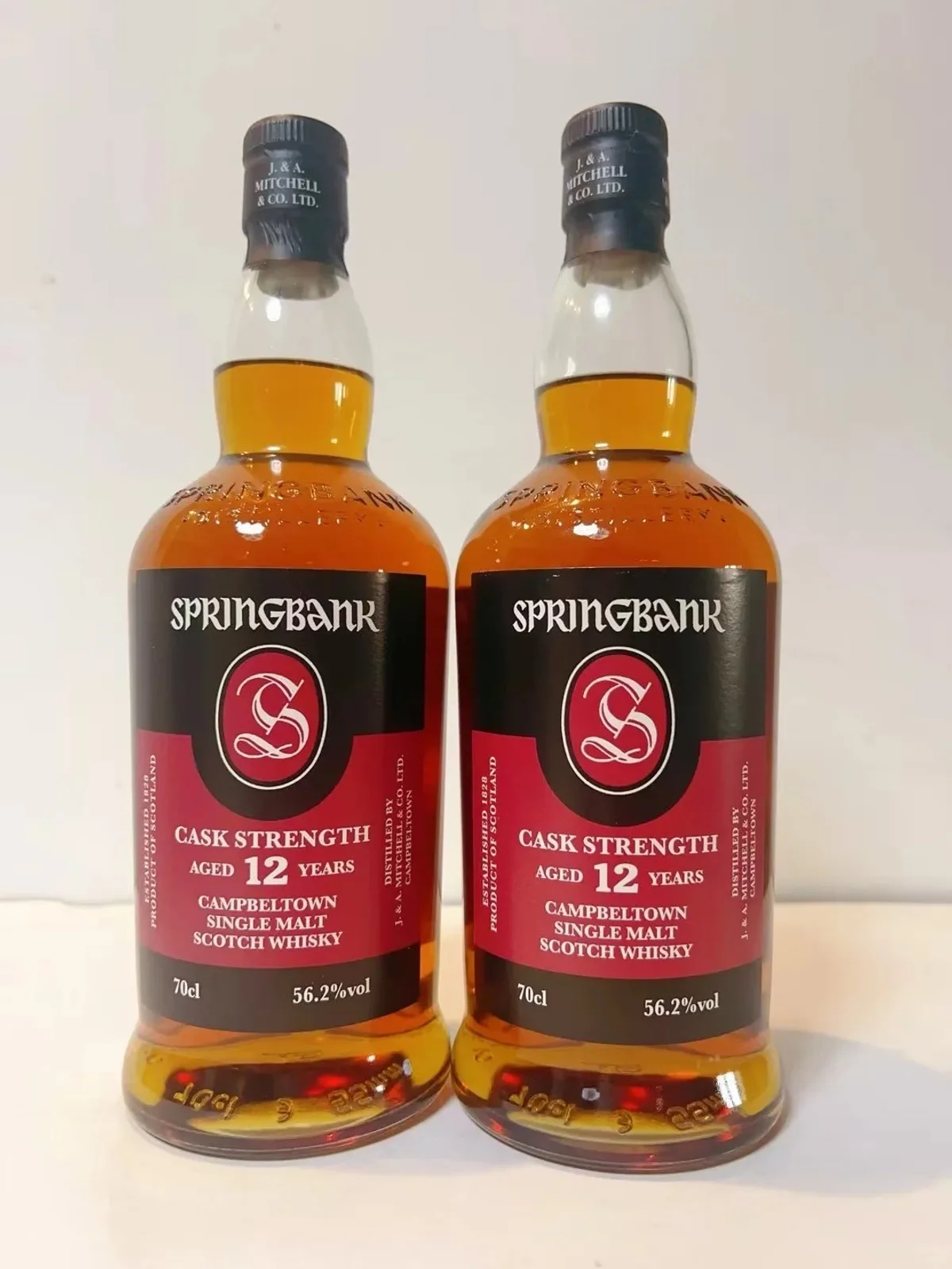 兩瓶正標標示 56.2% 與 70cl 的 Springbank 12 年 Cask Strength