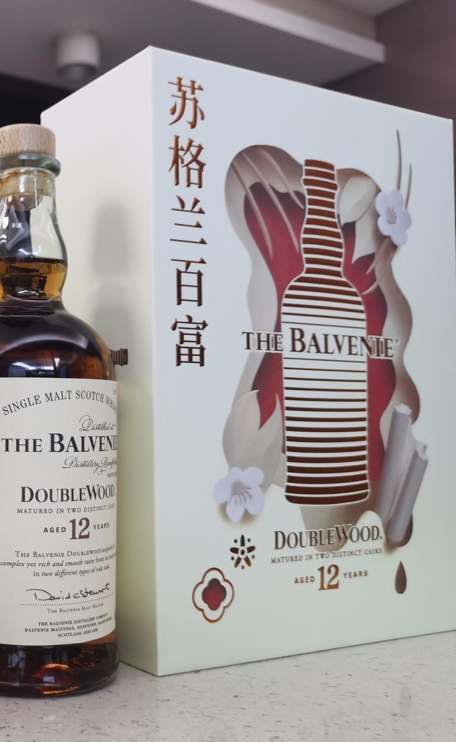 百富中文禮盒上的 DoubleWood 12 年系列名稱,估價前先核對不是 Tun 或 PortWood