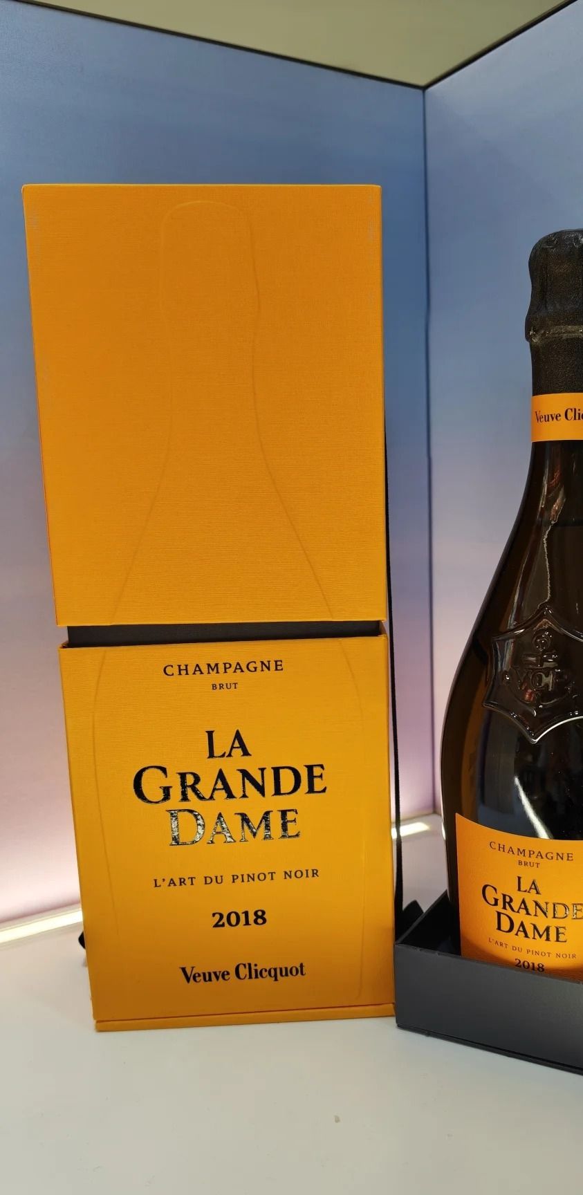 Dom Pérignon 2013 年份香檳、Krug Grande Cuvée 無年份與黑桃 A 並列