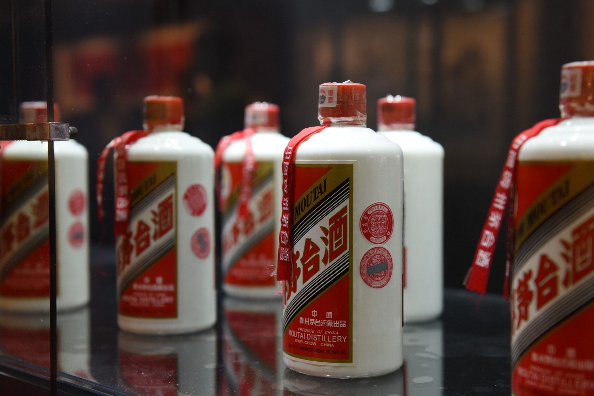 收藏家正在仔細查看一瓶珍貴的茅台老酒