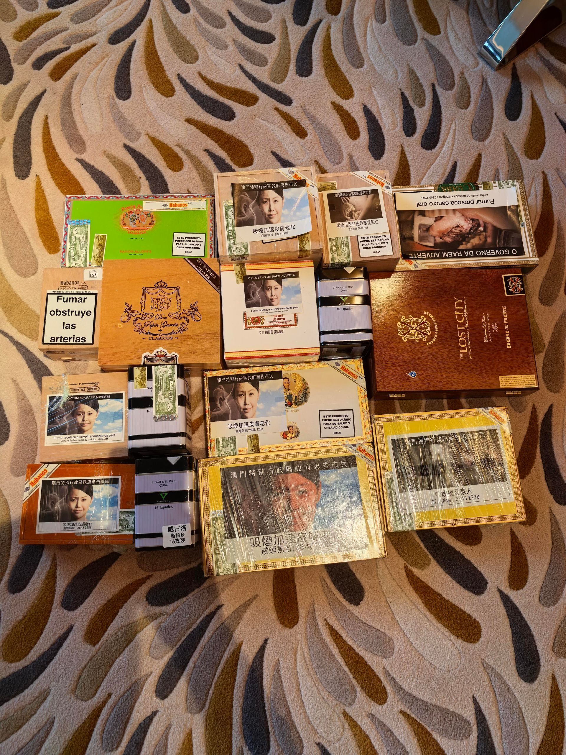 Cohiba Siglo VI 木盒正面,左側綠色 Habanos 封條橫跨盒蓋與盒身
