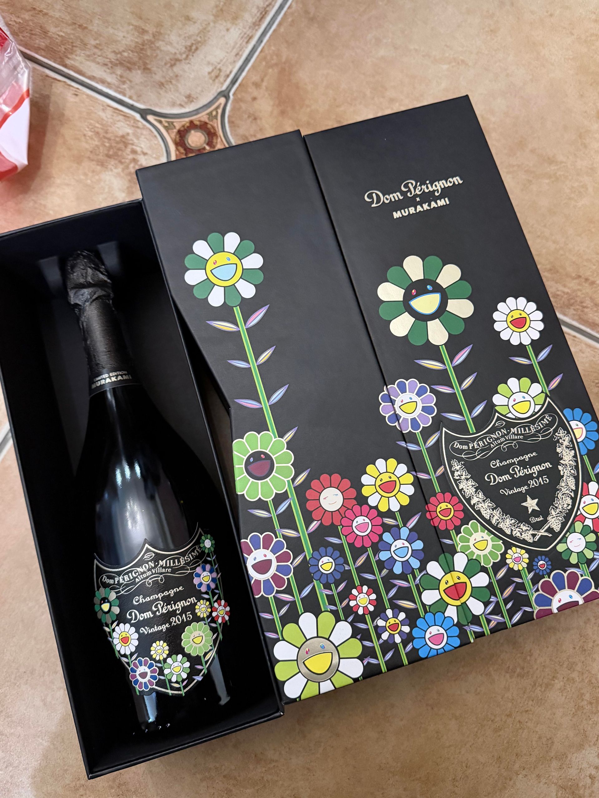 Dom Pérignon 村上隆聯名版外盒與瓶身細節示意