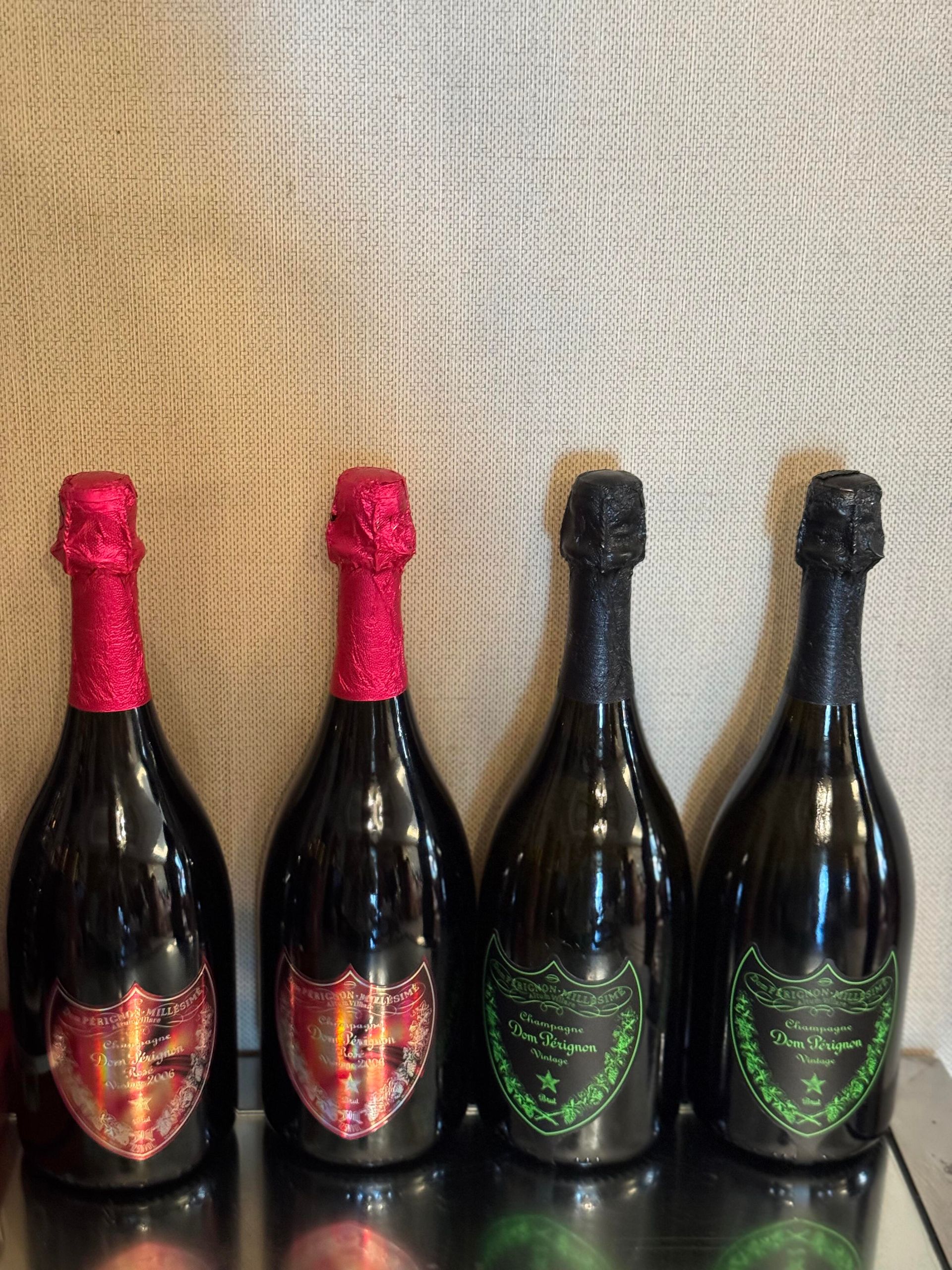 Dom Pérignon 回收前檢查液位封口酒標與原箱示意圖