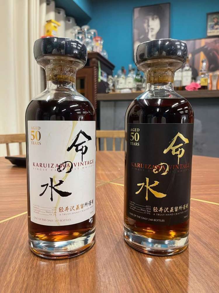多支輕井澤威士忌酒瓶並列擺放