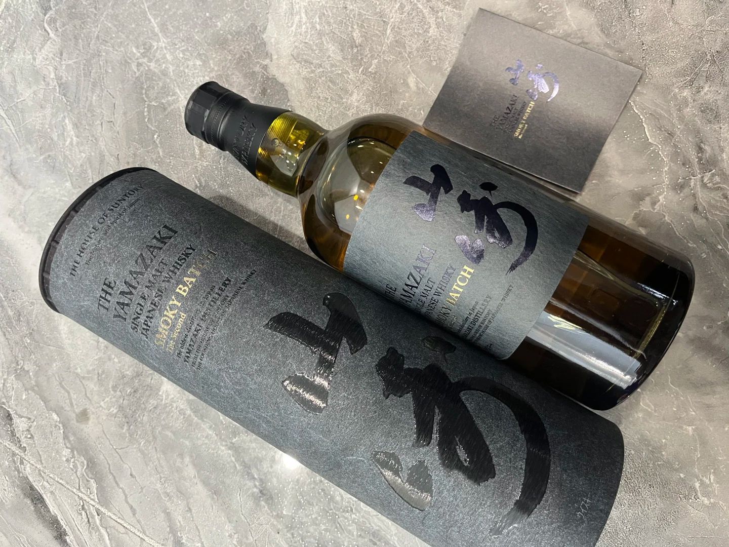 山崎100週年限定版酒瓶、木盒與紅色封條