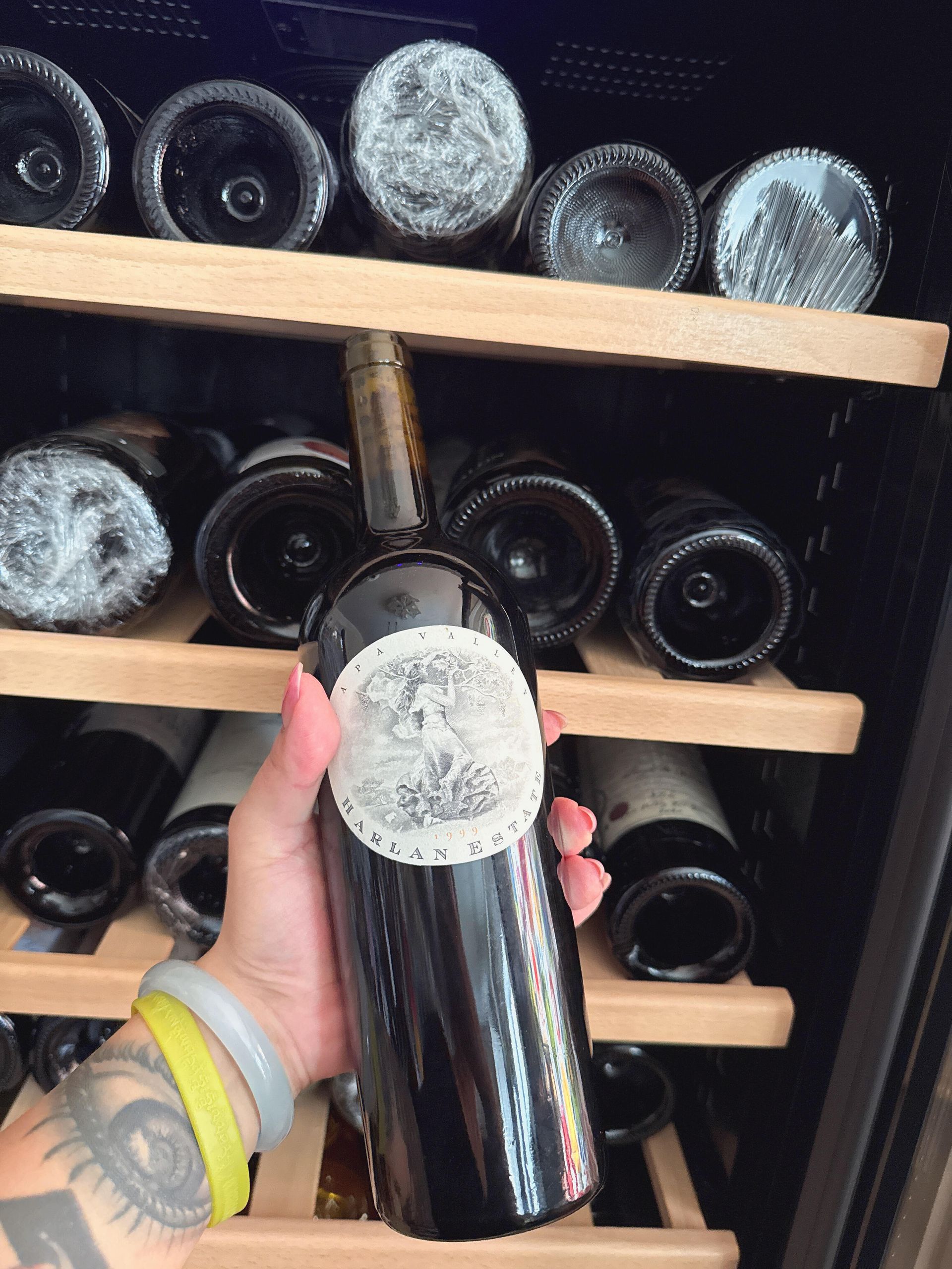 Harlan Estate 哈蘭酒莊配額稀缺與香港二級市場估值模型示意圖