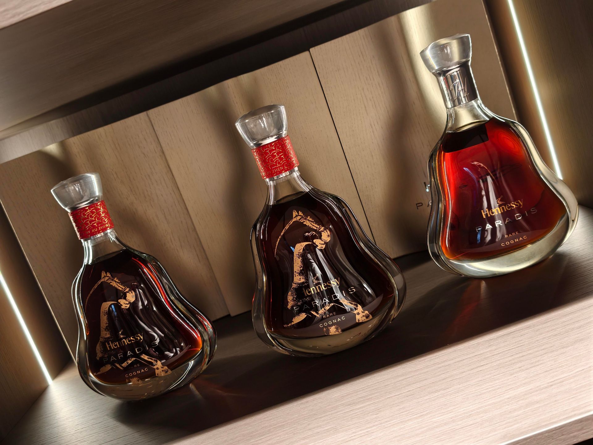 Hennessy Paradis金頭銀頭舊版新裝香港回收價差背景圖