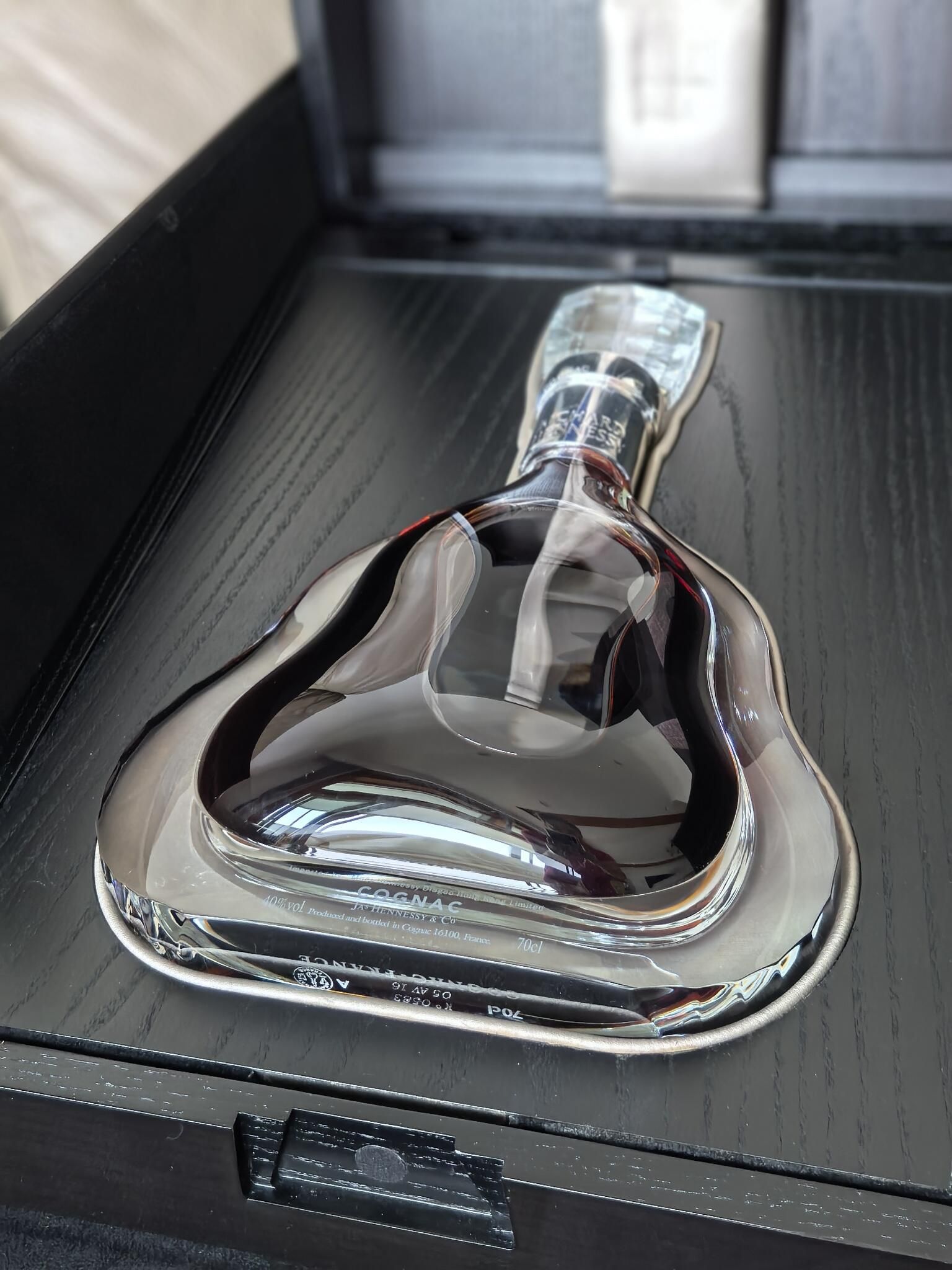 Hennessy Richard酒樽瓶底水晶塞證書盒裝與配件編號核對圖