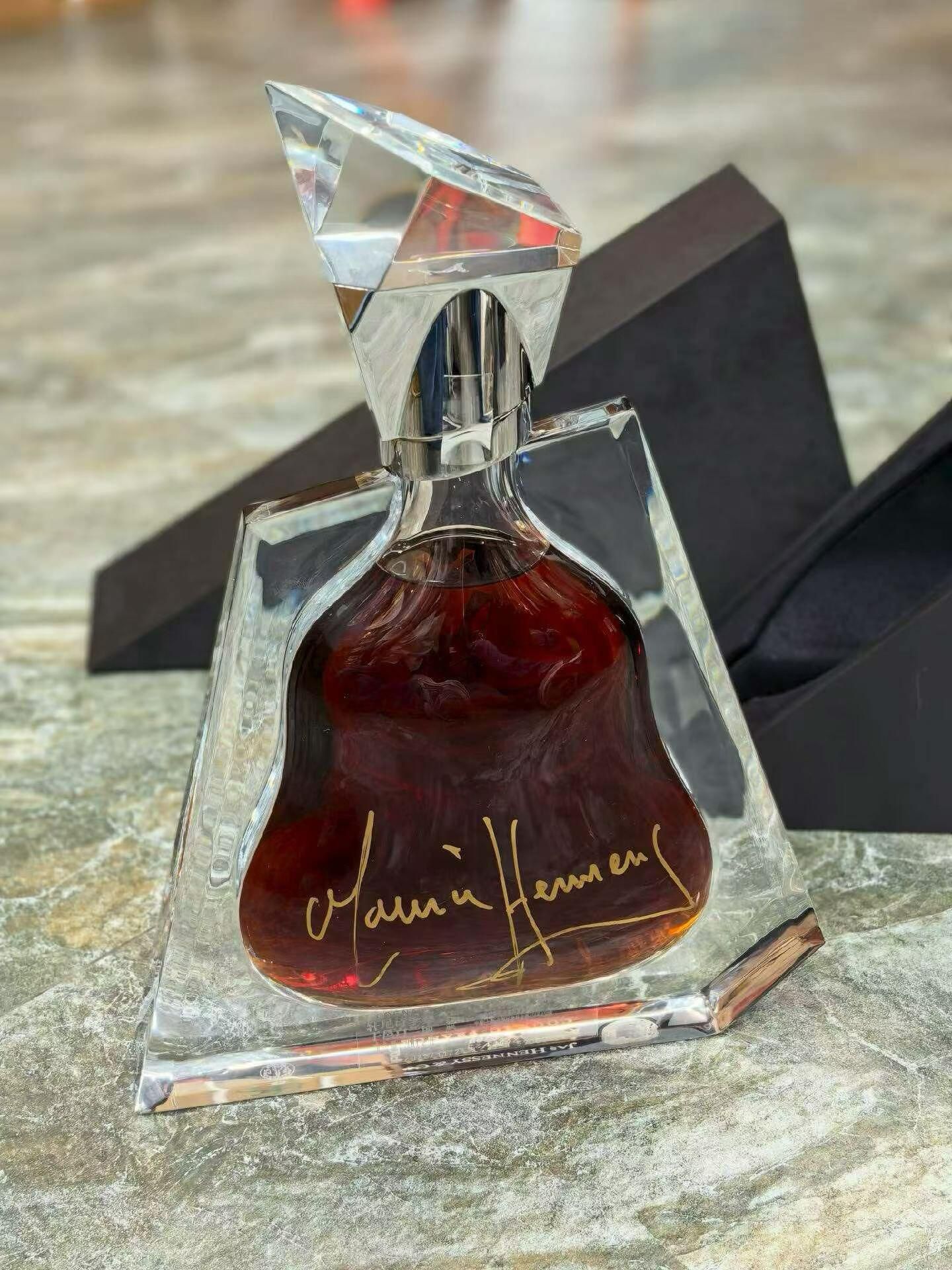 Hennessy Richard軒尼詩李察水晶樽盒證封口香港回收指南背景圖