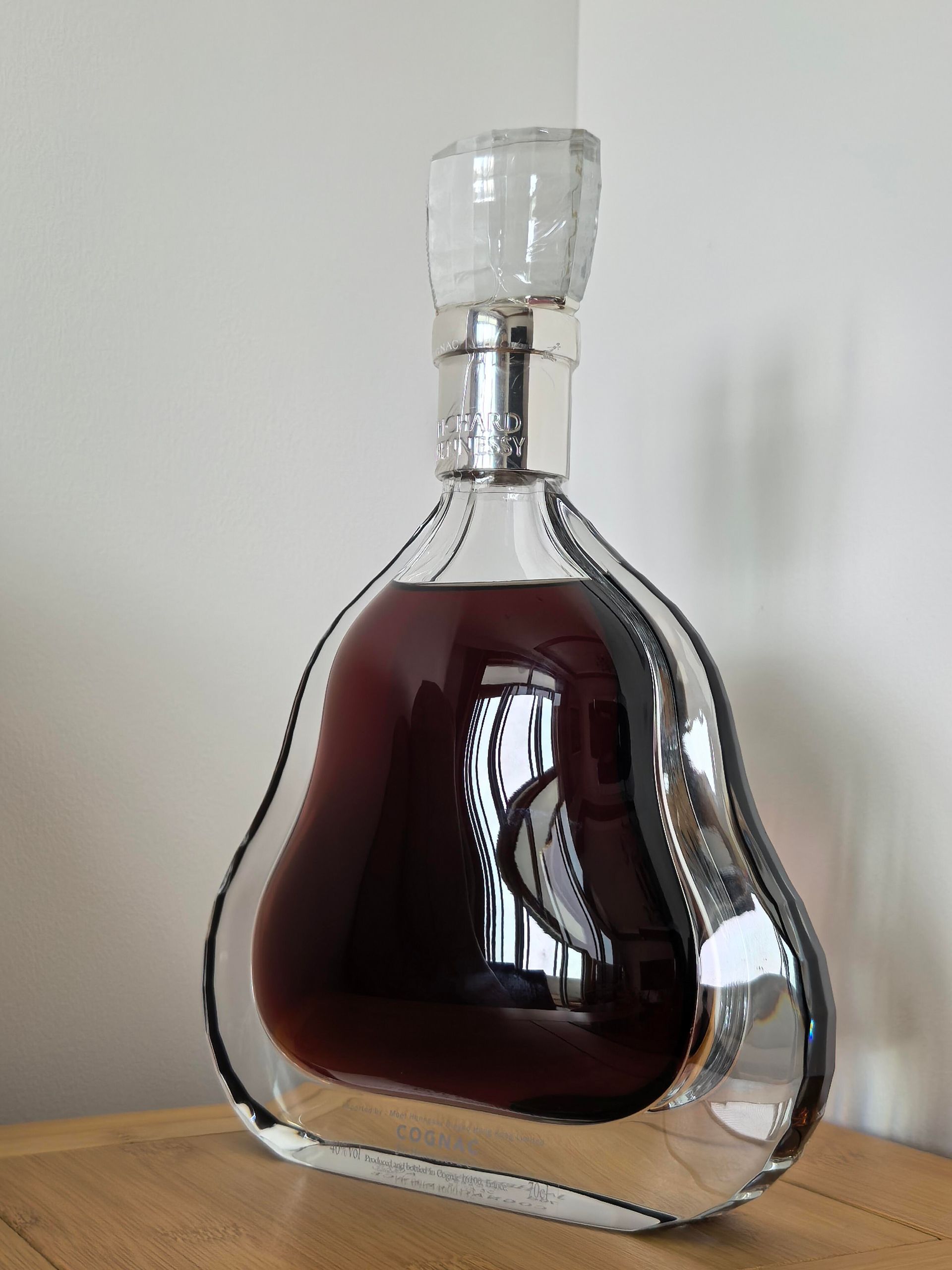 Hennessy Richard液位封口滲漏水晶樽與盒內酒漬檢查圖