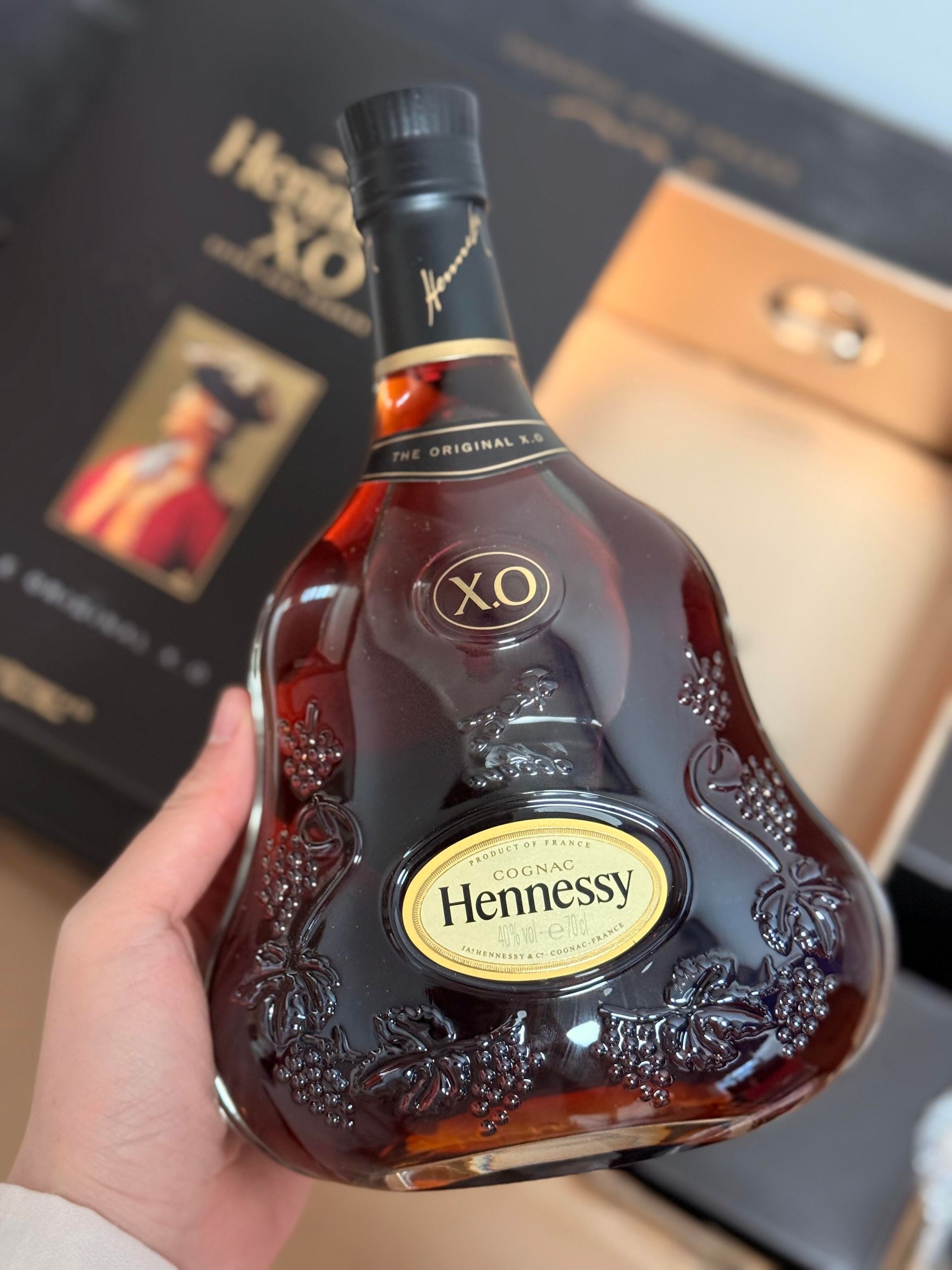 軒尼詩 XO 綠瓶金帽、綠瓶黑帽、透明瓶小金邊與現行版封帽酒標辨識示意