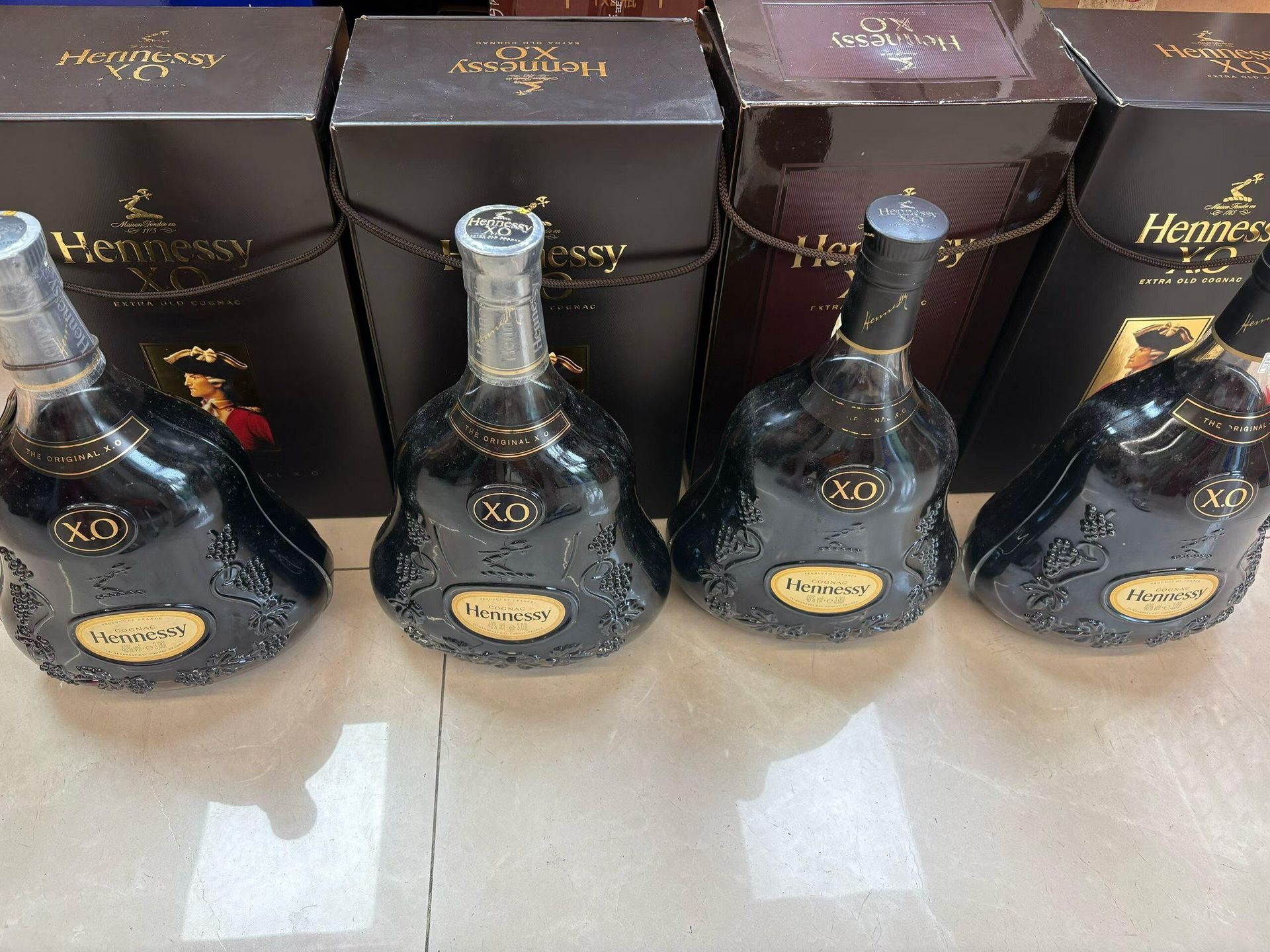 軒尼詩 XO 金字塔瓶與 XXO 幾何切角瓶的規格對照示意